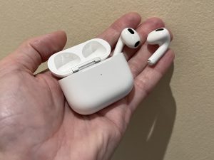 Read more about the article Immerse Yourself in Audiophile-Grade Sound with Apple AirPods 3: High-Fidelity Audio